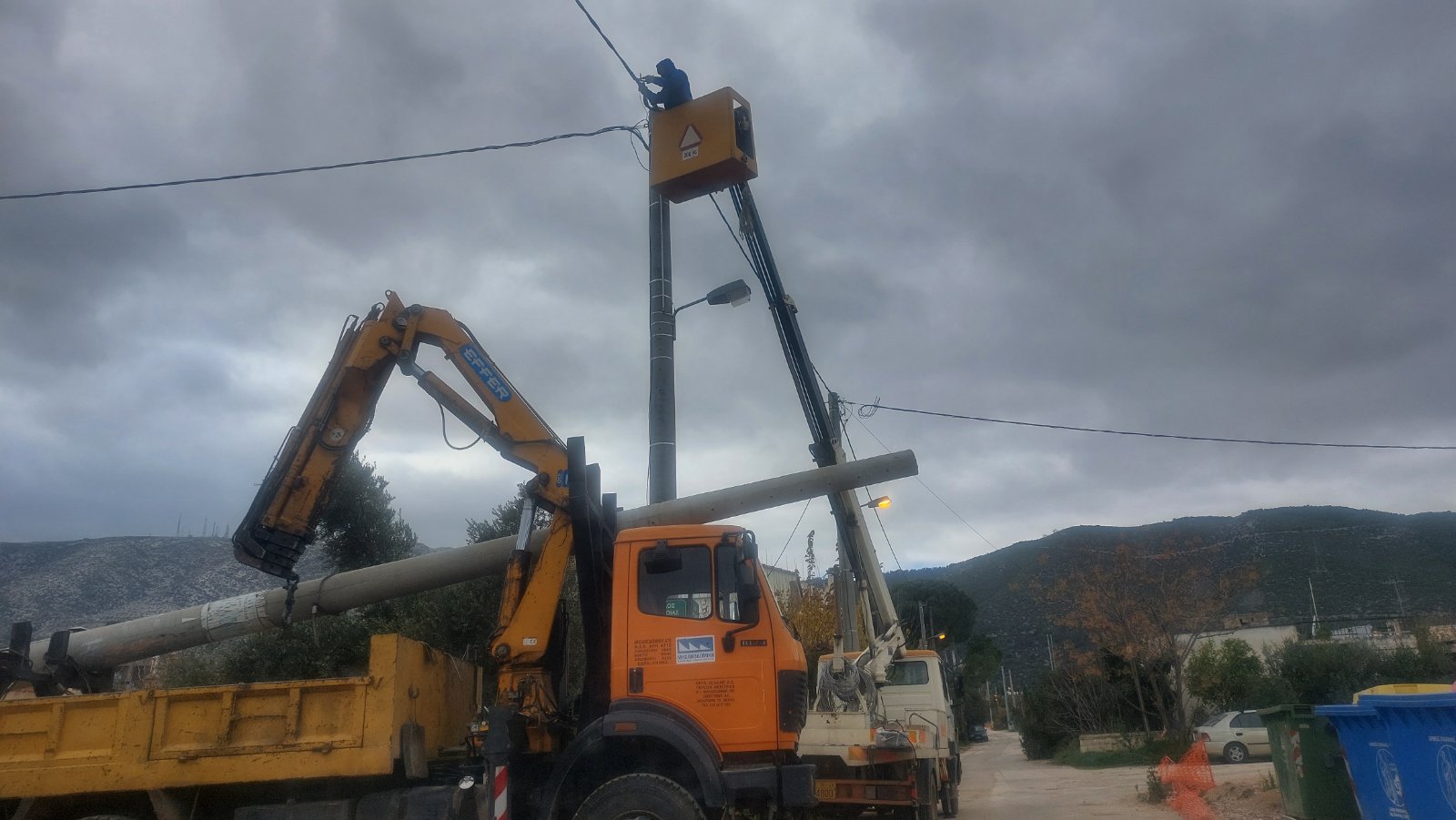Δήμος Παιανίας: Απομακρύνθηκαν επικίνδυνες κολώνες ηλεκτροδότησης – Άνοιξε ο δρόμος για την ολοκλήρωση έργων