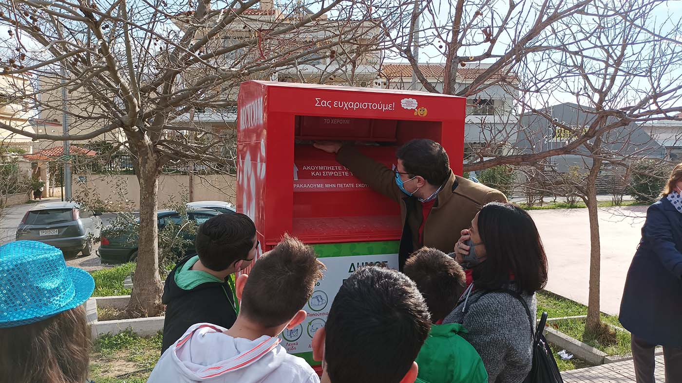 Με τους μαθητές του 2ου ΔΣ Γλυκών Νερών ο Δήμαρχος Παιανίας για την ανακύκλωση: Με τα μικρά παιδιά για την ορθή διαχείριση της πόλης