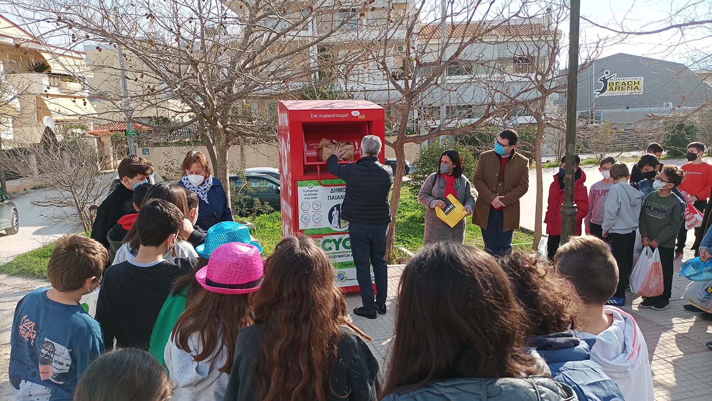 Με τους μαθητές του 2ου ΔΣ Γλυκών Νερών ο Δήμαρχος Παιανίας για την ανακύκλωση: Με τα μικρά παιδιά για την ορθή διαχείριση της πόλης